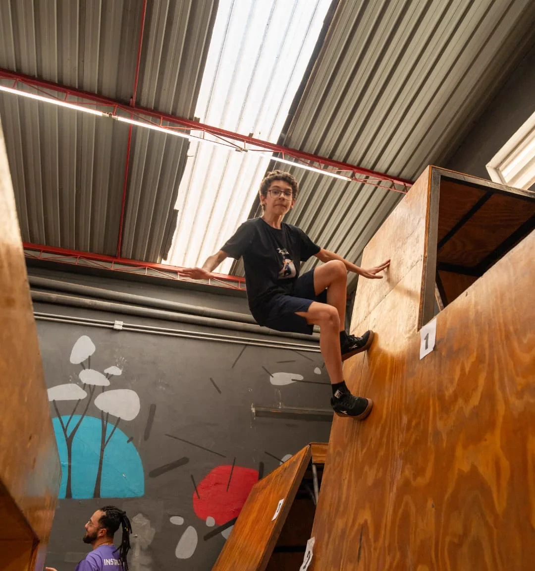 Aluno em aula de parkour na academia Tracer
