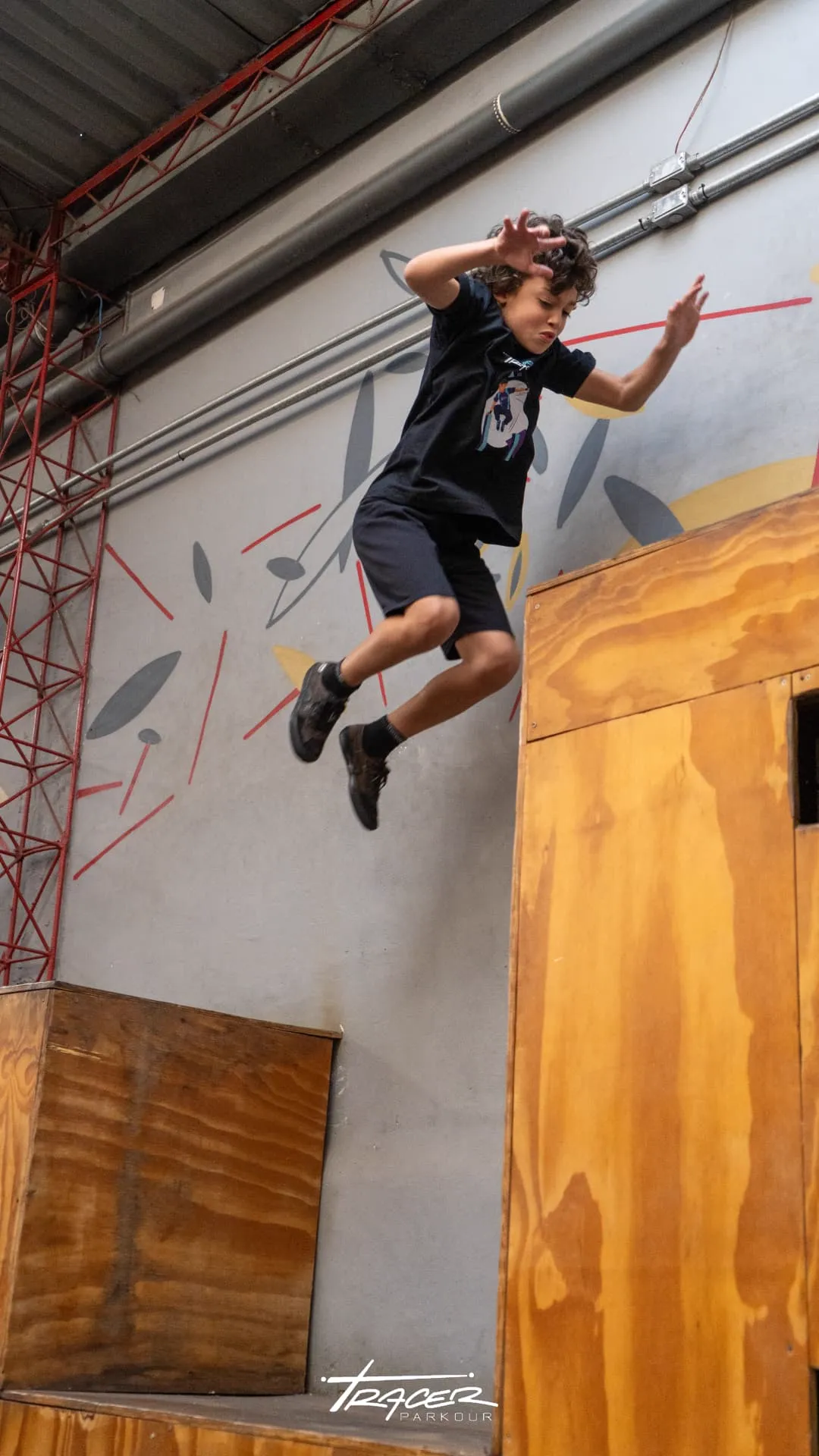 Aluno em salto entre plataformas